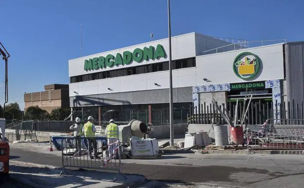 Archivo de imagen con las obras del nuevo supermercado Mercadona de Badajoz. 
