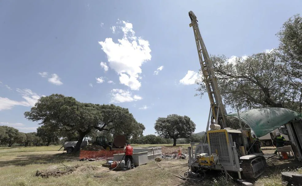 Prospecciones mineras en el yacimiento de Las Navas, en Cañaveral, de donde se extraerá litio./HOY