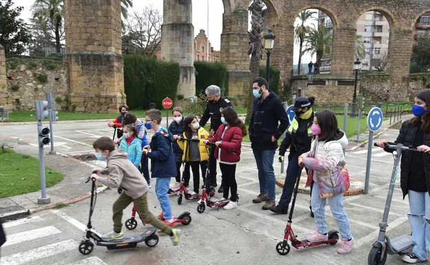 Menores con los patinetes esta mañana en el parque infantil de tráfico. /DAVID PALMA