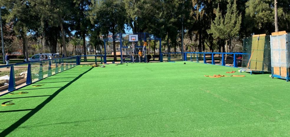 El parque Tierno Galván de Don Benito estrena pista multideportiva