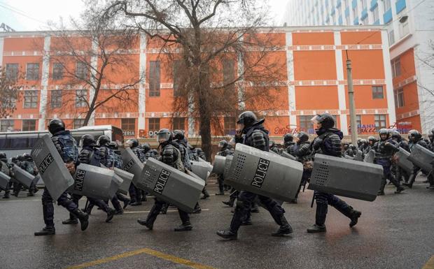 Policías kazajos durante las protestas en el país. /efe