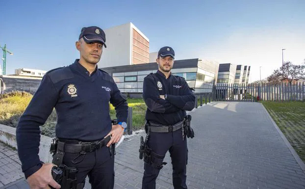 Los agentes que evitaron que la joven cayera desde el balcón de la vivienda. /JORGE REY