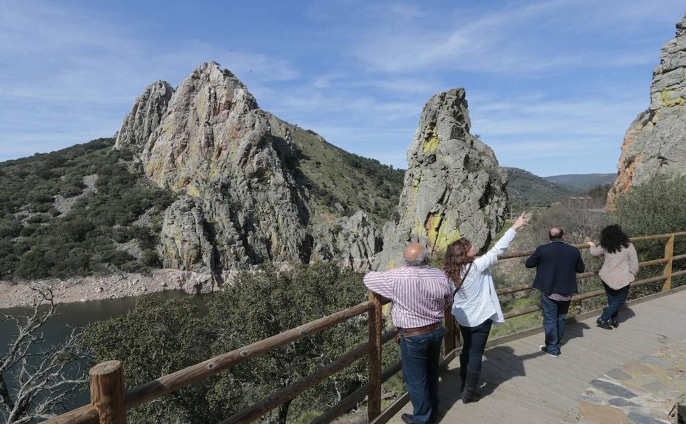 Turistas frente al Salto del Gitano, </p><p>el lugar más visitado del parque</p><p> nacional extremeño. /HOY
