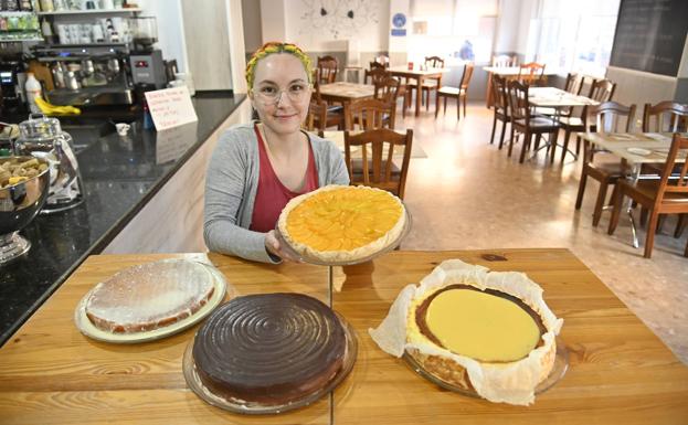 Sandra Hernández e alcune delle tante torte senza glutine che prepara.