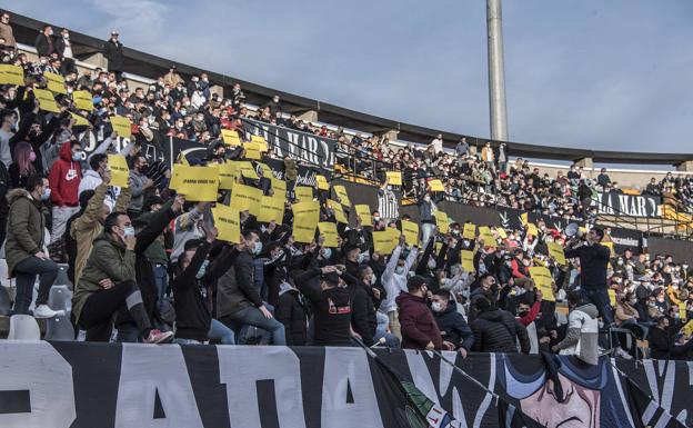 Aficionados del Badajoz pidieron la venta del club durante el último partido en el Nuevo Vivero/PAKOPÍ