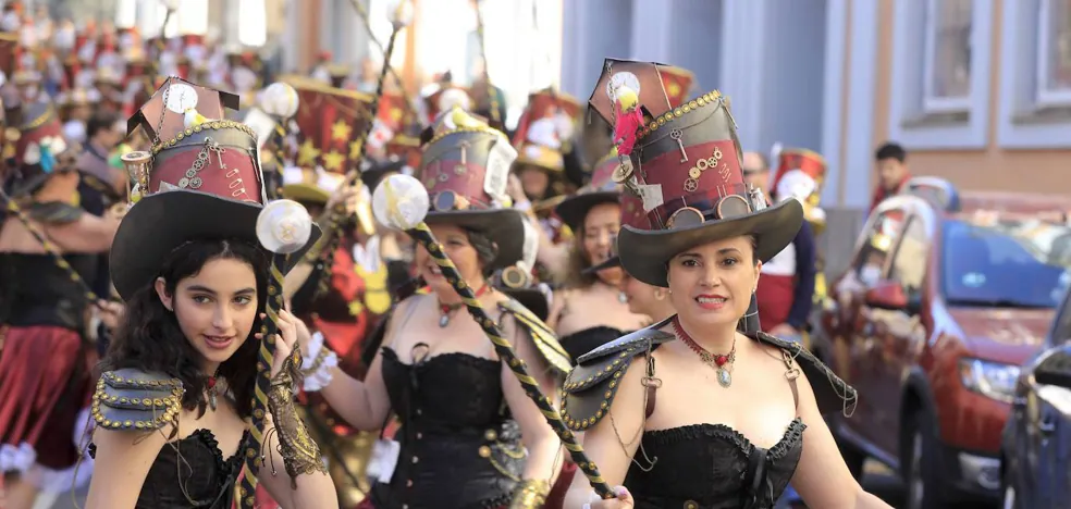 El Carnaval cacereño regresa con desfile de comparsas y carpa con actuaciones en la Plaza Mayor