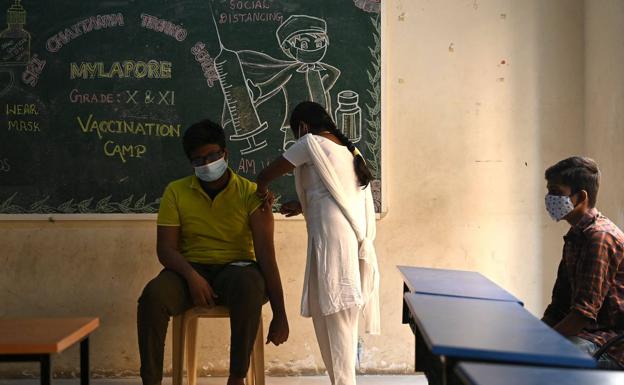 Vacunación en una escuela de Bengala./Reuters