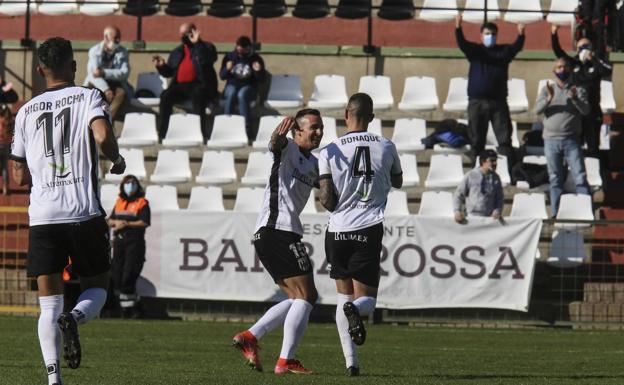 Bonaque celebra uno de sus goles con la grada del Romano. /J. M. ROMERO
