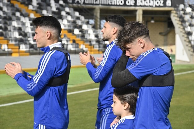 Dani Aquino, visiblemente emocionado por el apoyo de la afición al equipo en el entrenamiento del domingo del Badajoz en el Nuevo Vivero. / J. V. ARNELAS