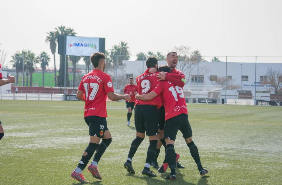 Los jugadores del Coria celebran el gol de Iván Fernández ante el San Roque. Abajo, el Montijo en el gol de Chechu al San Fernando. / KARPINT / ADG