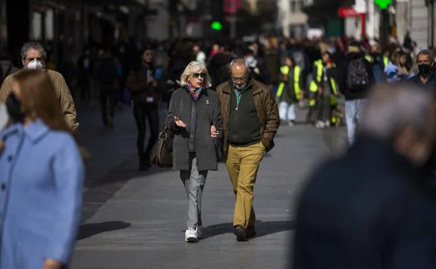 Una pareja camina sin mascarilla este jueves en Madrid./Pablo Cobos