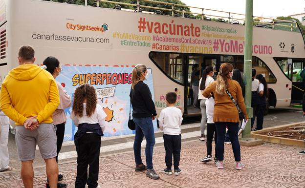 Niños hacen fila para vacunarse en Gran Canaria./EP