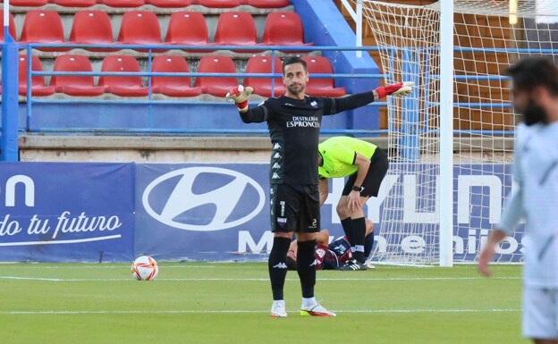 Casto Espinosa durante un partido de esta temporada con el Extremadura. /J. M. ROMERO
