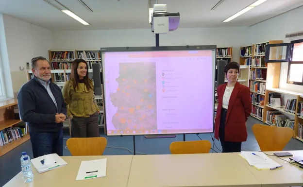 Francisco Pérez Urban, Nuria Flores y Candela Chaves hoy, durante la presentación del mapa de la tumba. 