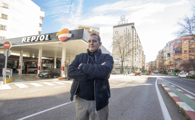 Ignacio Mirat en la estación de servicio que se ve afectada por las obras de canalización que empezaron el 10 de enero. /jorge rey