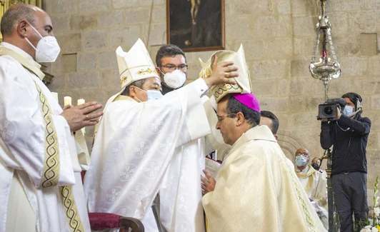 Momento en el que el nuncio del Papa impone la mitra al nuevo obispo ./jorge rey