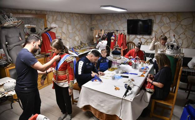 Luis Carlos Gómez Barjollo y su familia, integrantes de la comparsa Moracantana, cosen y pegan los últimos adornos a sus disfraces.