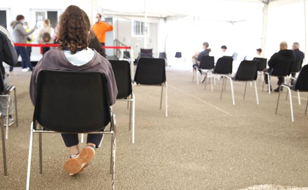 La dosis de refuerzo pica entre las personas menores de 40 años.