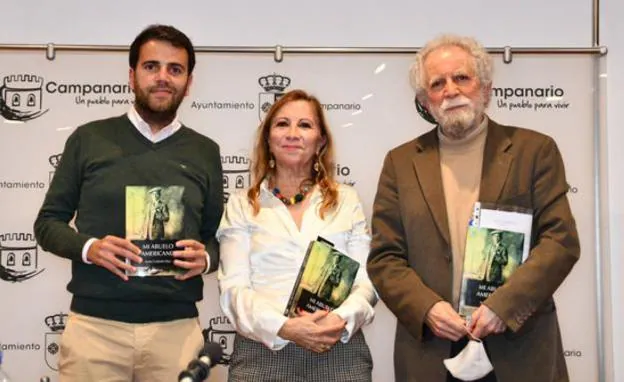 Los hermanos Francisco y Juana Gallardo, y el concejal Raúl Ayuso. / AC