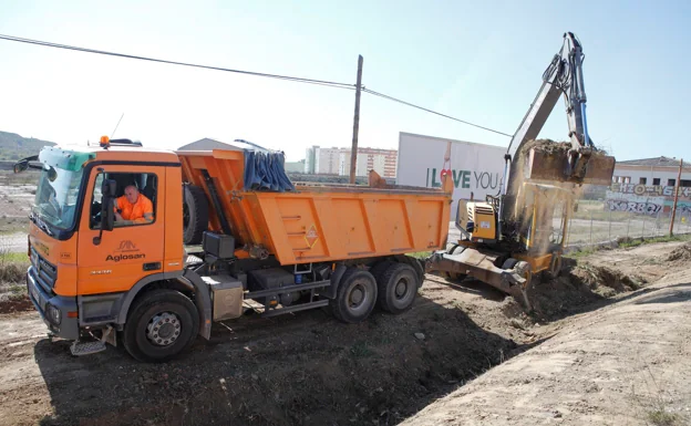 Primeros trabajos en la parcela del antiguo matadero de la capital cacereña./ armando méndez