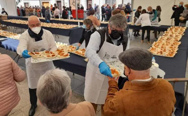 Miembros del equipo de gobierno reparten tapas de patatera. / A. I. P.