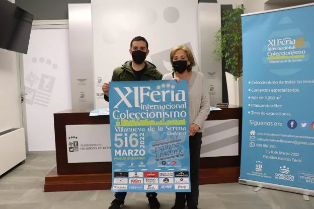 Juan Carlos Ojeda y Consuelo León con el cartel de la feria. / HOY