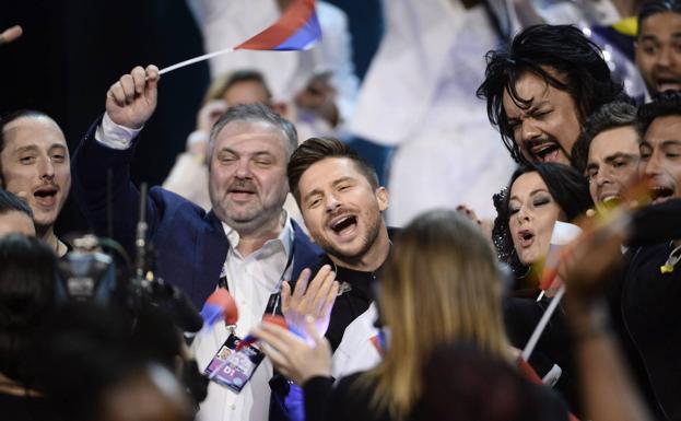 Sergey Lazarev, en el centro, representante ruso en 2016 en Eurovisión. /