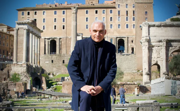 Andrea Frediani, autor de 'La sombra de Julio César, con el Foro Romano a su espalda. /LLORENÇ OSA