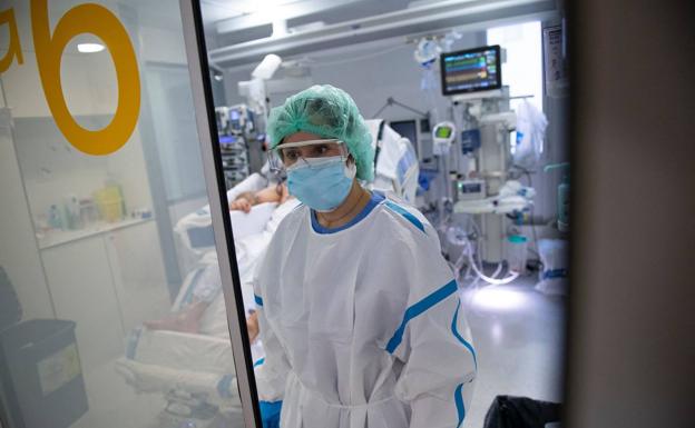 Una sanitaria en un hospital de Barcelona./AFP
