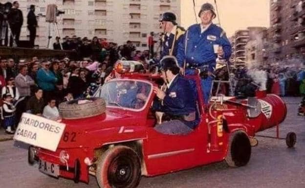 Miguel Ángel de pie en el primer vehículo de la Brigada Antiardor, en 1986.