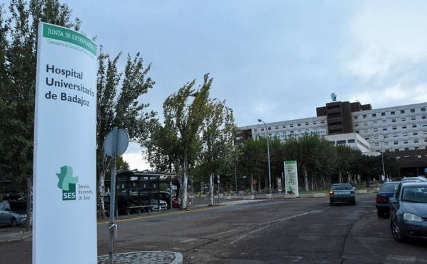 Imagen exterior del Hospital Universitario de Badajoz.