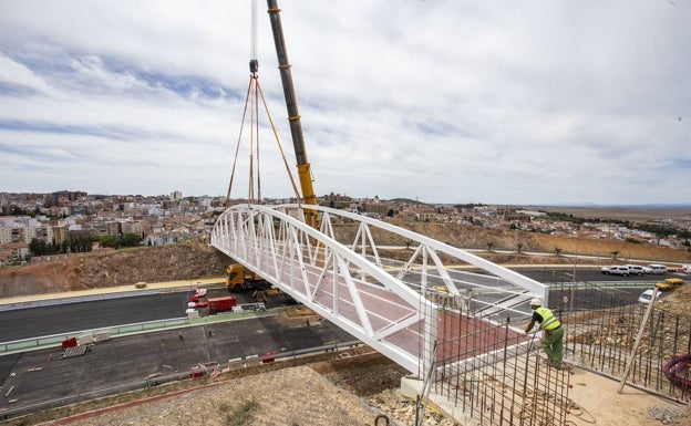 Obras de la ronda sureste de Cáceres, que ha acometido la Junta de Extremadura. /HOY