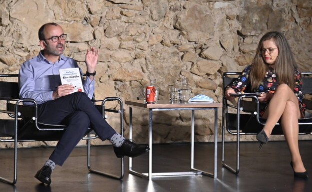 El psicólogo y escritor Rafael Santandreu entrevistado por Marisa García en el primer Aula HOY tras la pandemia. /HOY