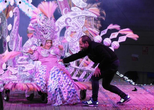 David Blázquez con la reina adulta en la gala de presentación. 