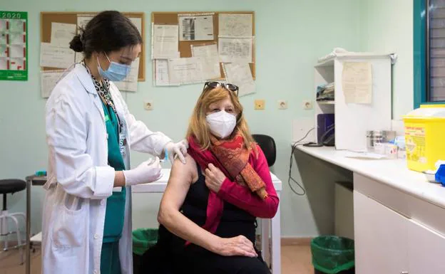 Una mujer se vacuna contra la gripe en Zaragoza. /EFE
