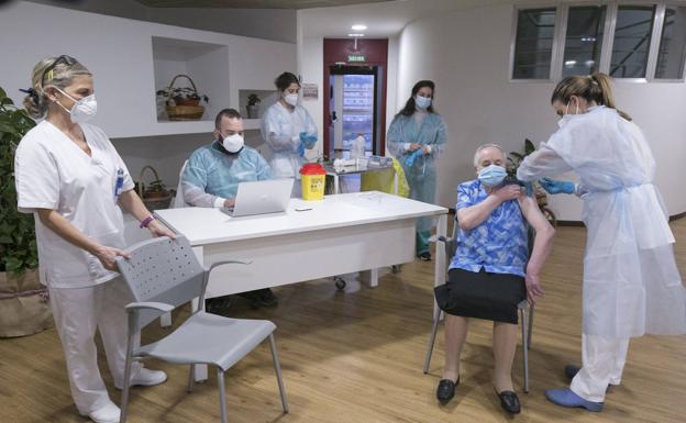 Una residente en un centro de mayores de Asturias recibe la vacuna contra la covid-19./EP