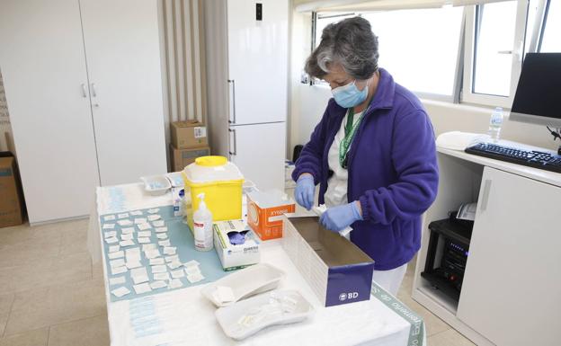 Imagen de archivo de sanitarios preparando vacunas contra la covid-19./HOY