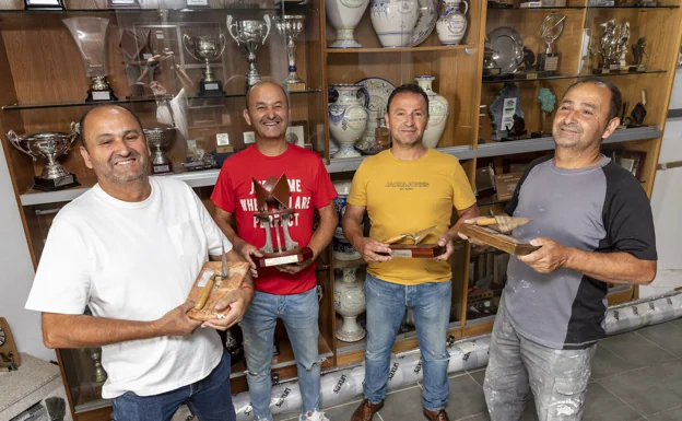 Los hermanos Jiménez García rodeados de los trofeos que han ganado. De izquierda a derecha: Lucio, Raúl, José María y Alfonso. /Andy