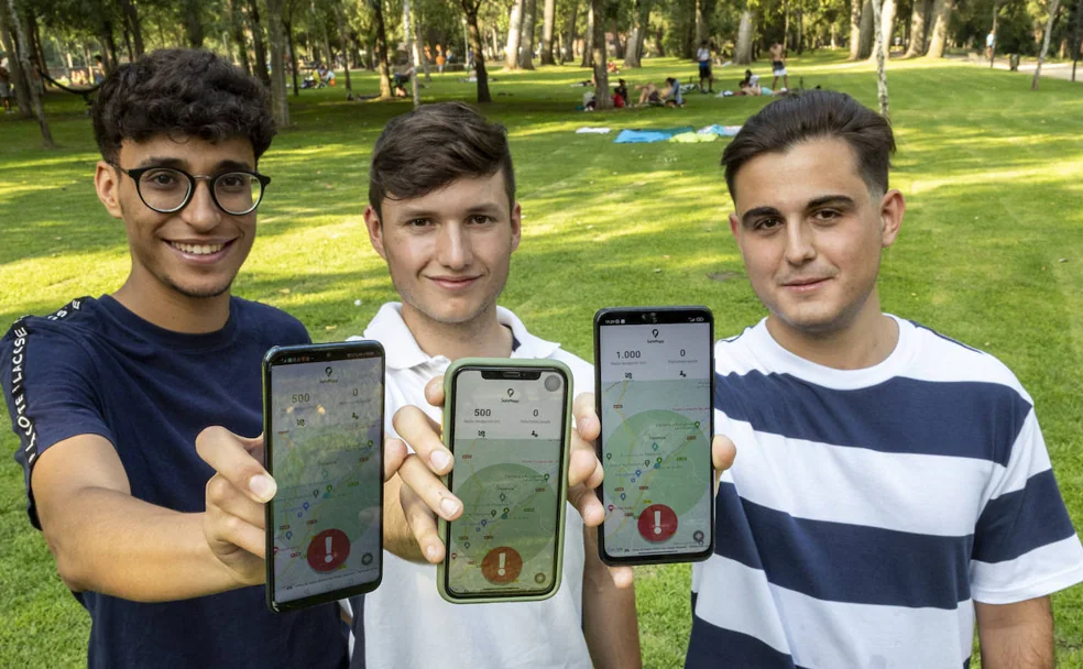 Mohammed Talha, Eugenio Hernández y Federico López muestran su app. /ANDY SOLÉ