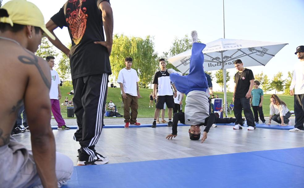 Participantes en el concurso de baile KO celebrado en el embarcadero del parque del Guadiana/J.V. ARNELAS