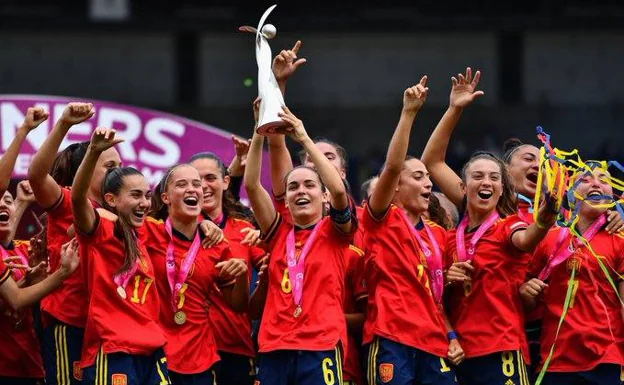 Las jugadoras de la selección española sub 19 levantan el título como campeonas de Europa. /@sefutbol