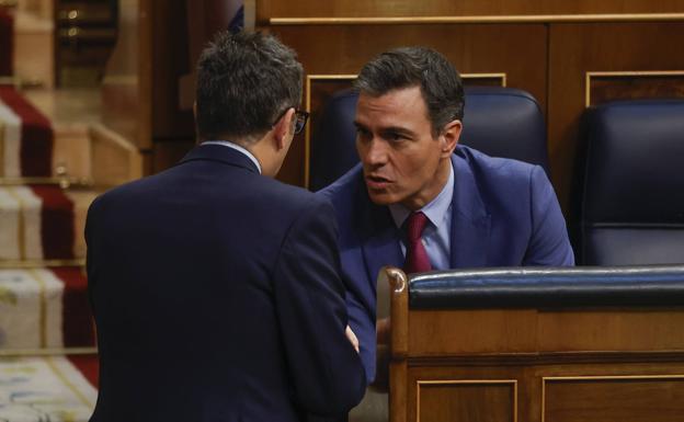 Pedro Sánchez and Félix Bolaños, chat in the hemicycle of the Congress of Deputies.