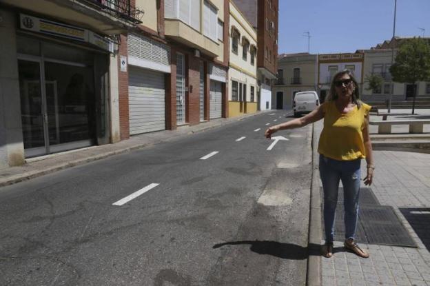 Julia Robles showing the pavement and the state of the Mártir Santa Eulalia crossing. 