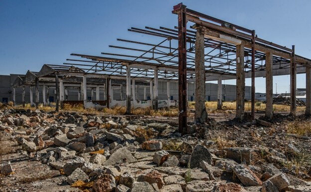 Las obras de demolición del antiguo matadero, en El Nevero, están en punto muerto desde diciembre. /Pakopí