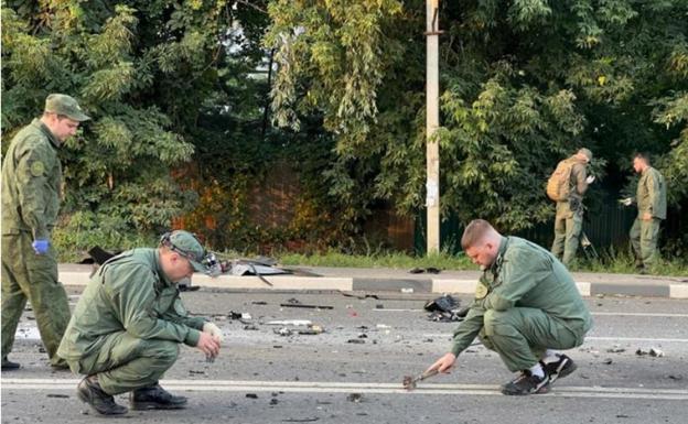 Investigadores rusos en el lugar de la explosión del coche donde Darya Duguina./Efe