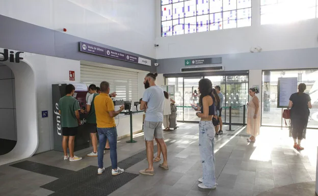 Jóvenes solicitando abonos el día 24 en la estación de tren de Cáceres. 