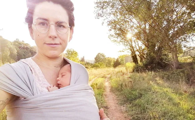 Gloria García, con su hija de un mes. 