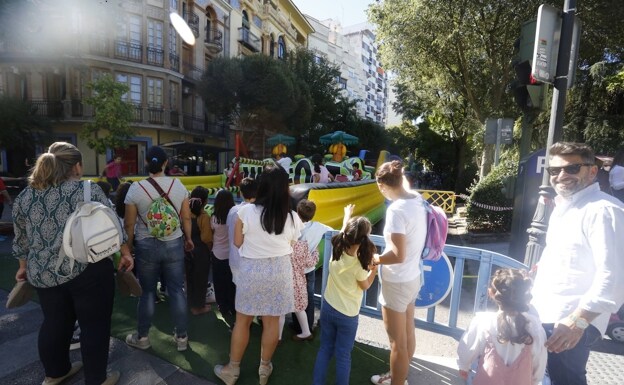 Queues at children's attractions.  The lower part of Cánovas and San Antón are closed to traffic. 