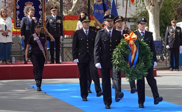 Acto de homenaje a los caídos en el Paseo de San Francisco de Badajoz.