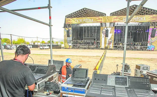 Los técnicos ultiman los preparativos para que el primer concierto de Extremúsica 2022 empiece a sonar hoy a las 17:00 horas. 